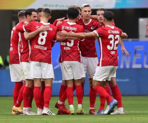 epa09541392 Freiburg's players celebrate the 0-1 goal during the German Bundesliga soccer match between VfL Wolfsburg and SC Freiburg in Wolfsburg, northern Germany, 23 October 2021.  EPA/FOCKE STRANGMANN CONDITIONS - ATTENTION: The DFL regulations prohibit any use of photographs as image sequences and/or quasi-video.