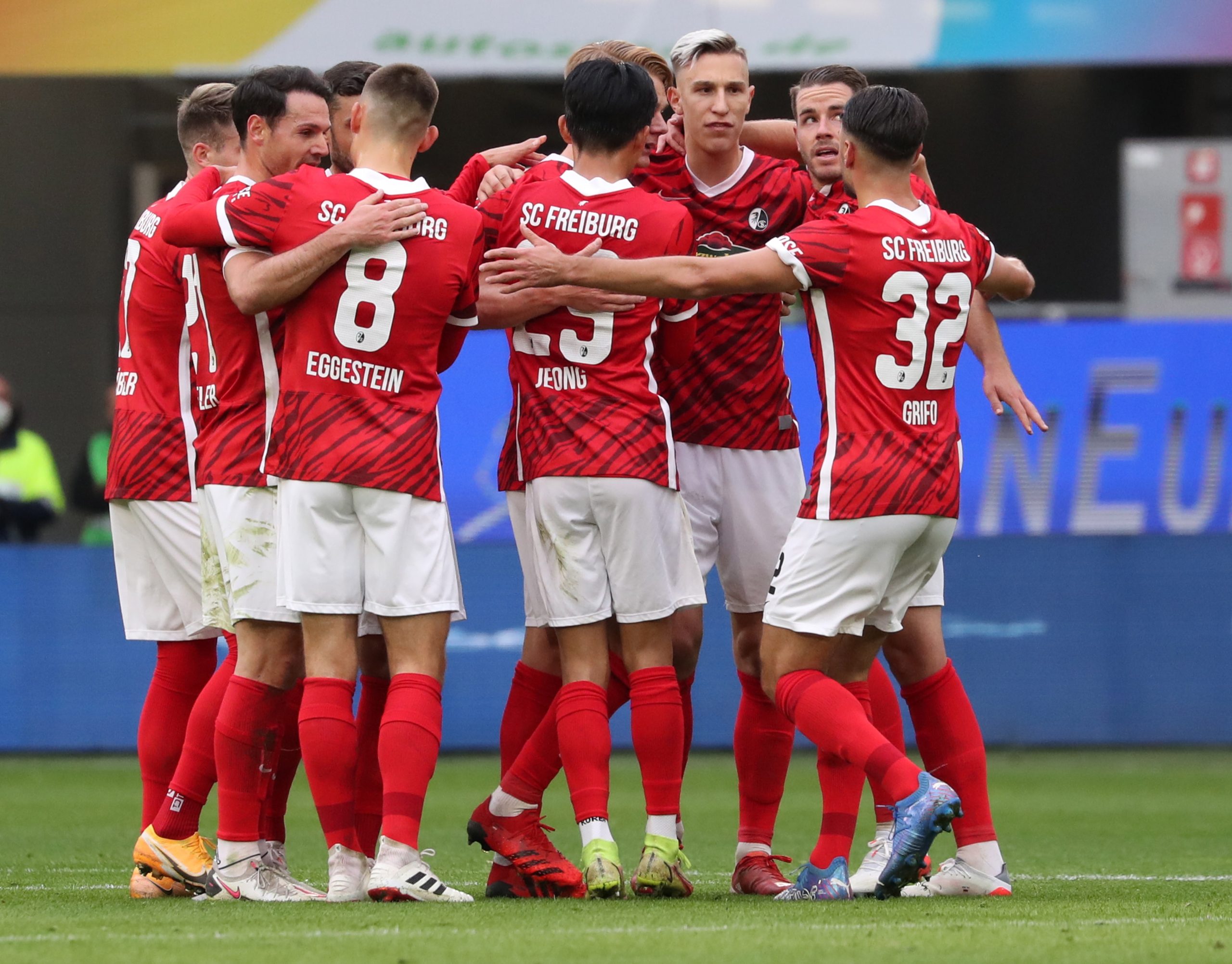 epa09541392 Freiburg's players celebrate the 0-1 goal during the German Bundesliga soccer match between VfL Wolfsburg and SC Freiburg in Wolfsburg, northern Germany, 23 October 2021.  EPA/FOCKE STRANGMANN CONDITIONS - ATTENTION: The DFL regulations prohibit any use of photographs as image sequences and/or quasi-video.