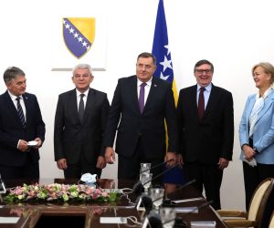 epa09551832 US Ambassador to Bosnia and Herzegovina Eric Nelson (L), Chairman of Bosnian Presidency Zeljko Komsic (2-L), member of Bosnian Presidency Sefik Dzaferovic (3-L), member of the Presidency of Bosnia Milorad Dodik (C), Johann Sattler (R) Ambassador and EU Special Representative (EUSR) in Bosnia and Herzegovina, The US Secretary of State's Special Representative for the Western Balkans Matthew Palmer (3-R), and Angelina Eichhorst (2-R), EU Director for Western Europe, the Western Balkans and Turkey, during their meeting with members of tripartite Presidency of Bosnia and Herzegovina in Sarajevo, Bosnia and Herzegovina, 29 October 2021. Special Representative for the Western Balkans Matthew Palmer, arrived on a working visit to Bosnia and Herzegovina.  EPA/FEHIM DEMIR