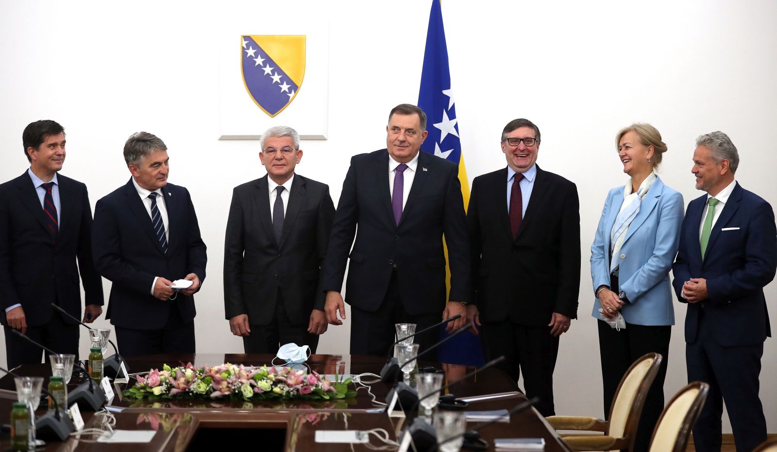 epa09551832 US Ambassador to Bosnia and Herzegovina Eric Nelson (L), Chairman of Bosnian Presidency Zeljko Komsic (2-L), member of Bosnian Presidency Sefik Dzaferovic (3-L), member of the Presidency of Bosnia Milorad Dodik (C), Johann Sattler (R) Ambassador and EU Special Representative (EUSR) in Bosnia and Herzegovina, The US Secretary of State's Special Representative for the Western Balkans Matthew Palmer (3-R), and Angelina Eichhorst (2-R), EU Director for Western Europe, the Western Balkans and Turkey, during their meeting with members of tripartite Presidency of Bosnia and Herzegovina in Sarajevo, Bosnia and Herzegovina, 29 October 2021. Special Representative for the Western Balkans Matthew Palmer, arrived on a working visit to Bosnia and Herzegovina.  EPA/FEHIM DEMIR