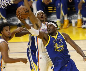 epa09555394 Golden State Warriors center Kevon Looney (R) in action against Oklahoma City Thunder forward Darius Bazley (C) during the first half of their NBA game at Chase Center in San Francisco, California, USA, 30 October 2021.  EPA/JOHN G. MABANGLO  SHUTTERSTOCK OUT