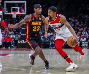 epa09558614 Washington Wizards guard Spencer Dinwiddie (R) in action against Atlanta Hawks forward Cam Reddish (L) during the second half of the NBA basketball game between the Washington Wizards and the Atlanta Hawks at State Farm Arena in Atlanta, Georgia, USA, 01 November 2021.  EPA/ERIK S. LESSER SHUTTERSTOCK OUT