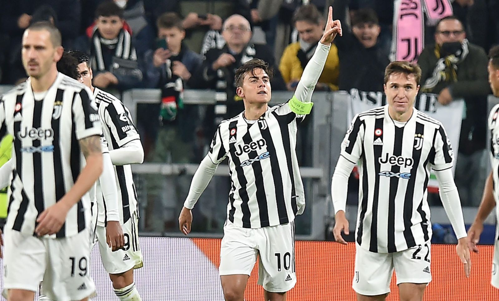 epa09560263 Juventus’ Paulo Dybala (C) celebrates after scoring the opening goal during the UEFA Champions League group H soccer match Juventus FC vs Zenit St. Petersburg at the Allianz Stadium in Turin, Italy, 02 November 2021.  EPA/ALESSANDRO DI MARCO