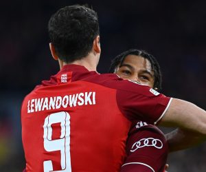 epa09560255 Munich's Serge Gnabry (R) celebrates with teammates after scoring the 2-0 lead during the UEFA Champions League group E soccer match between FC Bayern Munich and Benfica Lisbon in Munich, Germany, 02 November 2021.  EPA/PHILIPP GUELLAND