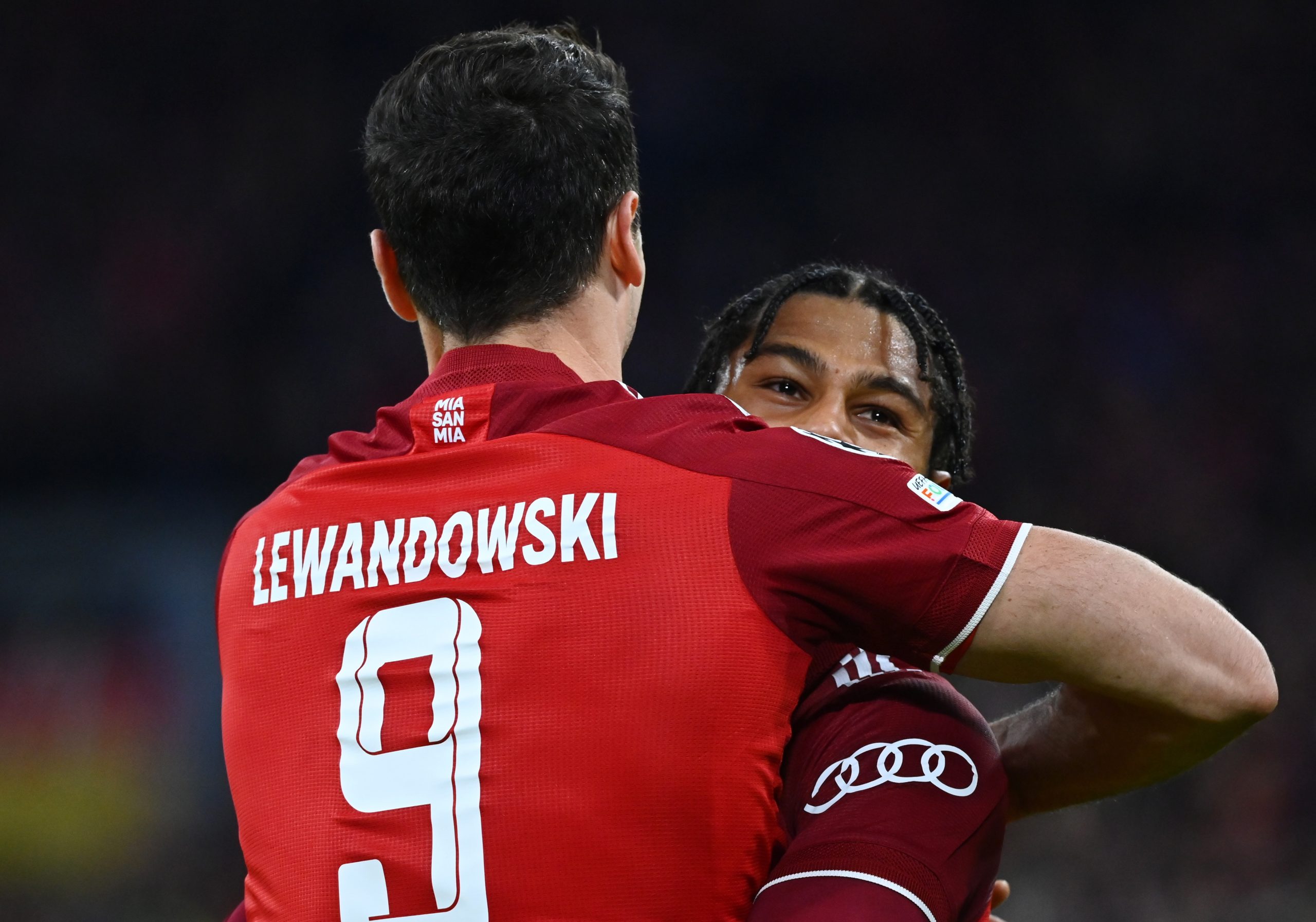 epa09560255 Munich's Serge Gnabry (R) celebrates with teammates after scoring the 2-0 lead during the UEFA Champions League group E soccer match between FC Bayern Munich and Benfica Lisbon in Munich, Germany, 02 November 2021.  EPA/PHILIPP GUELLAND