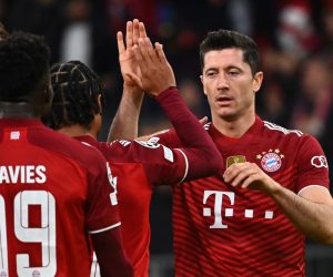epa09560243 Munich's Robert Lewandowski (R) celebrates with teammates after scoring the opening goal during the UEFA Champions League group E soccer match between FC Bayern Munich and Benfica Lisbon in Munich, Germany, 02 November 2021.  EPA/PHILIPP GUELLAND