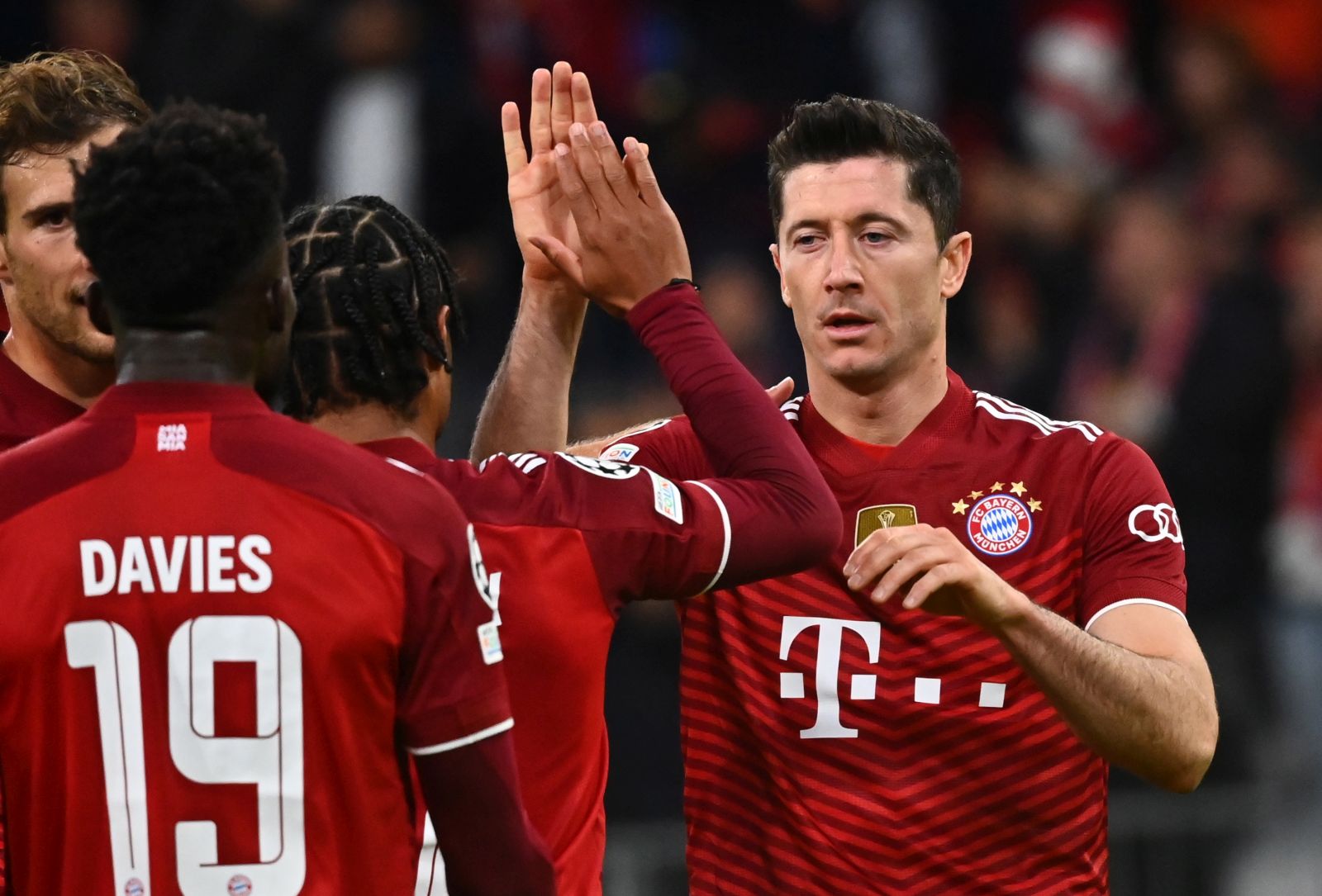 epa09560243 Munich's Robert Lewandowski (R) celebrates with teammates after scoring the opening goal during the UEFA Champions League group E soccer match between FC Bayern Munich and Benfica Lisbon in Munich, Germany, 02 November 2021.  EPA/PHILIPP GUELLAND