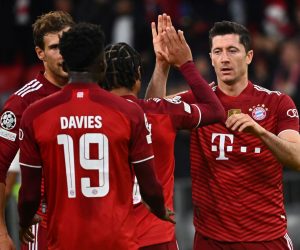 epa09560243 Munich's Robert Lewandowski (R) celebrates with teammates after scoring the opening goal during the UEFA Champions League group E soccer match between FC Bayern Munich and Benfica Lisbon in Munich, Germany, 02 November 2021.  EPA/PHILIPP GUELLAND