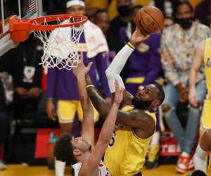 epa09560688 Los Angeles Lakers forward LeBron James (C) drives to the basket while being guarded by Houston Rockets center Alperen Sengun (L) during the NBA basketball game between the Los Angeles Lakers and the Houston Rockets at the Staples Center in Los Angeles, California, USA, 02 November 2021.  EPA/CAROLINE BREHMAN  SHUTTERSTOCK OUT