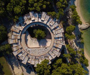 Makarska, 3.11.2021.- Akcija èiæenja nekadanjeg vojnog ljeèilita u Krvavici kraj Makarske, arhitektonskog remek djela izgraðenog po projektu Rikarda Marasoviæa, i kulturno-drutveni program, izvedeni su u sklopu meðunarodnog projekta Gradovi-bolnice, priopæile su udruge. 
foto HINA/ MART Krvavica/ ua