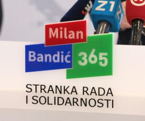 Zagreb, 03.11.2021. - "8,2 mld duga Grada Zagreba - kako Tomaeviæ èita financijska izvjeæa", tema je konferencije za novinare zagrebaèke organizacije Stranke rada i solidarnosti. Govorio je potpredsjednik stranke Slavko Kojiæ. foto HINA /Zvonimir KUHTIÆ/ kuzo