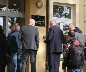 Zagreb, 03.11.2021. - Hrvoje Petraè i odvjetnik Ljubo Pavasoviæ Viskoviæ ulaze u Opæinski kazneni sud u Zagrebu zbog navodnog tekog tjelesnog napada Vjeke Slika na Petraèa. foto HINA /Zvonimir KUHTIÆ/ kuzo