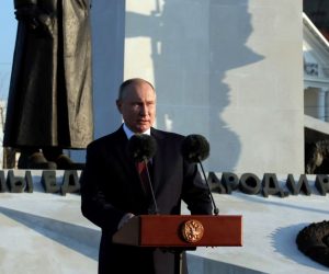 epa09563784 Russian President Vladimir Putin delivers a speech as he visits the Russian Civil War memorial in Sevastopol, Crimea, 04 November 2021. Vladimir Putin makes a working trip to the Crimean peninsula on the National Unity Day which Russia marks on 04 November.  EPA/MIKHAIL METZEL / KREMLIN POOL / SPUTNIK / POOL MANDATORY CREDIT