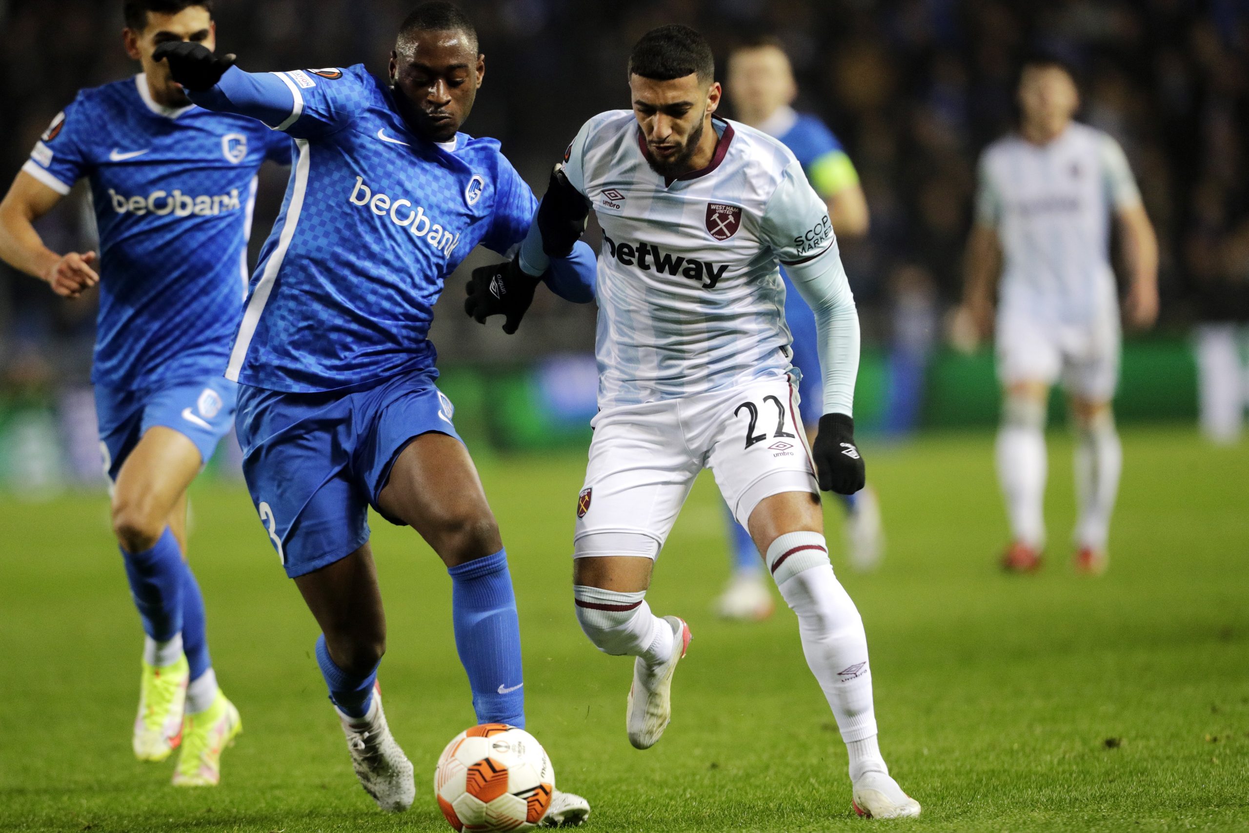 epa09564169 Mujaid Sadick (L) of Genk in action against Said Benrahma of West Ham during the UEFA Europa League group H soccer match between KRC Genk and West Ham United in Genk, Belgium, 04 November 2021.  EPA/OLIVIER HOSLET