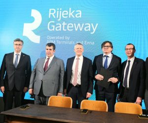 Rijeka, 5.11.2021.- Potpisivanje koncesijskog ugovora za Zagreb Deep Sea kontejnerski terminal izmeðu Luèke uprave Rijeka i konzorcija APM TERMINALS/ENNA LOGIC. Na silci Oleg Butkoviæ, Andrej Plenkoviæ, Pavao Vujnovac, Morten Engelstoft, Denis Vukorepa i Marko Filipoviæ. 
foto HINA/ Miljenko KLEPAC/ ua