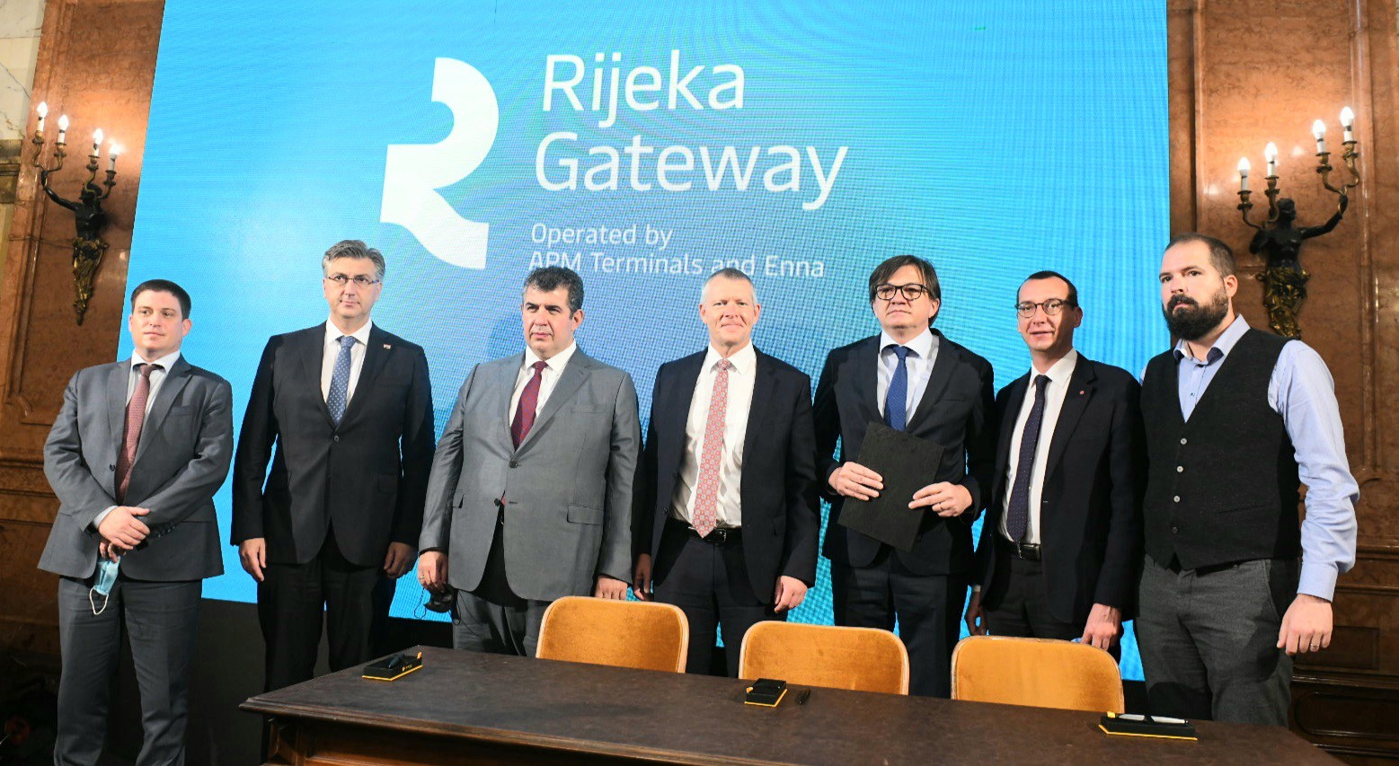 Rijeka, 5.11.2021.- Potpisivanje koncesijskog ugovora za Zagreb Deep Sea kontejnerski terminal izmeðu Luèke uprave Rijeka i konzorcija APM TERMINALS/ENNA LOGIC. Na silci Oleg Butkoviæ, Andrej Plenkoviæ, Pavao Vujnovac, Morten Engelstoft, Denis Vukorepa i Marko Filipoviæ. 
foto HINA/ Miljenko KLEPAC/ ua