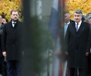 Zagreb, 05.11.2021 - Obiljeavanje 31. obljetnice osnivanja 1. gardijske brigade "Tigrovi, te 14. obljetnice 1. mehanizirane bojne "Tigrovi" kod spomenika poginulih pripadnika 1. GBR "Tigrovi" u Vojarni Croatia. Na slici predsjednik Republike Hrvatske Zoran Milanoviæ, ministar obrane Mario Banoiæ.
foto HINA/ Damir SENÈAR/ ds