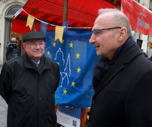 Zagreb,6.11.2021. Ministar Gordan Grlić Radman posjetio je štand MVEP-a na Cvjetnom trgu u sklopu aktivnosti obilježavanja 25. obljetnice članstva Republike Hrvatske u Vijeću Europe.foto HINA/ Tomislav PAVLEK/ tp