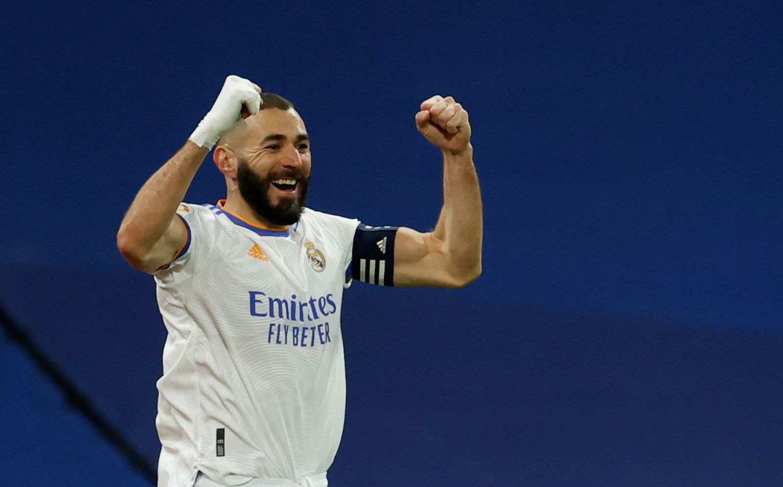 epa09568965 Real Madrid's Karim Benzema celebrates after scoring the 2-0 during the Spanish LaLiga soccer match between Real Madrid and Rayo Vallecano at Santiago Bernabeu stadium in Madrid, Spain, 06 November 2021.  EPA/JUANJO MARTIN