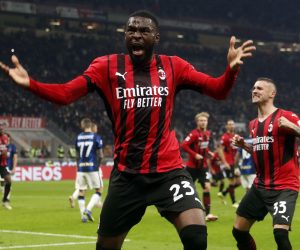 epa09570522 Milan’s Fikayo Tomori jubilates after the 1-1 goal during the Italian Serie A soccer match between AC Milan and FC Inter at Giuseppe Meazza stadium in Milan, Italy, 07 November 2021.  EPA/MATTEO BAZZI
