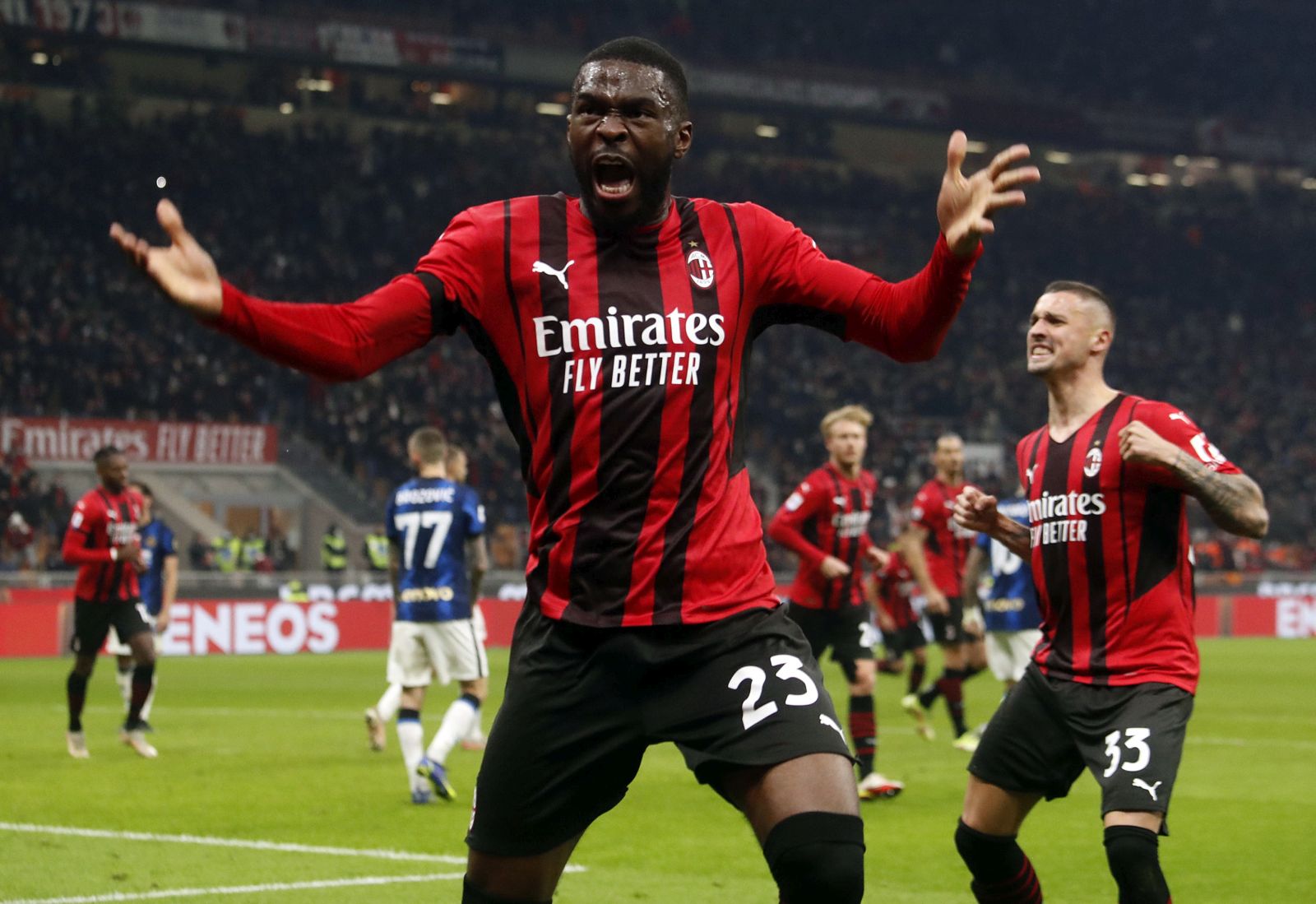 epa09570522 Milan’s Fikayo Tomori jubilates after the 1-1 goal during the Italian Serie A soccer match between AC Milan and FC Inter at Giuseppe Meazza stadium in Milan, Italy, 07 November 2021.  EPA/MATTEO BAZZI