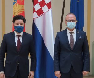 Zagreb, 08.11.2021. – Ministar vanjskih i europskih poslova Gordan Grlić Radman u ponedjeljak je u Zagrebu s crnogorskim potpredsjednikom vlade Dritanom Abazovićem razgovarao o produbljivanju odnosa dviju zemalja.
foto HINA/ MVEP/ ml