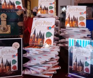 Zagreb, 12.11.2021 - Uz 20. obljetnicu premijere prvog filma o Harryju Potteru u izdanju Lumena na hrvatskom je objavljena prva "Slubena Harry Potter kuharica - Slane i slatke carolije", s vie od cetrdeset recepata nadahnutih popularnim serijalom.
foto HINA/ ds