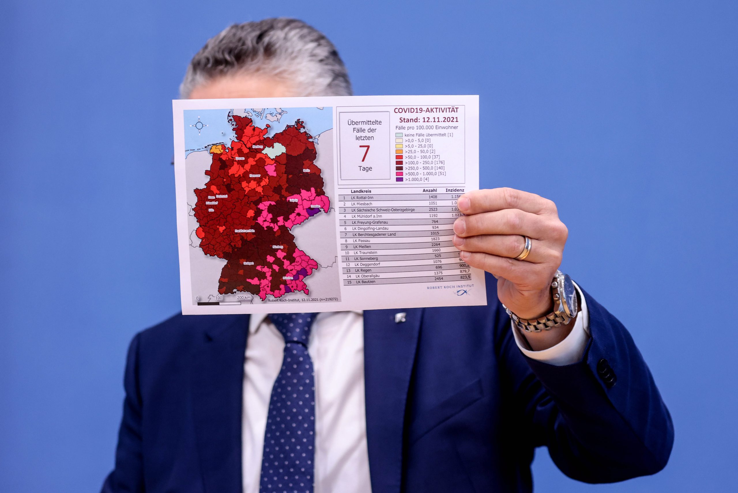 epa09578037 Robert Koch Institute President Lothar Wieler shows a map of Germany wich pictures the spread of the coronavirus disease (COVID-19) during a press conference about the current  pandemic Covid-19 situation, in Berlin, Germany, 12 November 2021.  EPA/FILIP SINGER