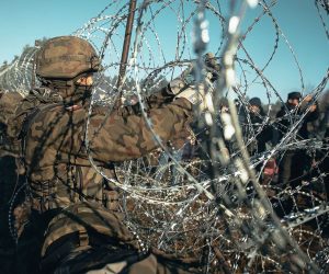 epa09578267 A handout photo made available by Polish Territorial Defence Force shows Polish soldiers guard the fence during 'Operation Strong Support' near the Polish-Belarusian border crossing in Kuznica, eastern Poland, 09 November 2021 (issued 12 November 2021). According to Polish Border Guard, over a thousand refugees, who want to obtain asylum in the European Union have been trapped at low temperatures at the border Polish-Belarusian border.  EPA/IREK DOROZANSKI / POLISH TERRITORIAL DEFENCE FORCE / HANDOUT POLAND OUT HANDOUT EDITORIAL USE ONLY/NO SALES