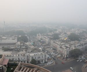 epa09578254 An aerial view of the city engulfed in heavy smog in New Delhi, India, 12 November 2021. Delhi recorded an Air Quality Index (AQI) of 471 and over thirty monitoring stations in Indian capital recorded air pollution levels in the severe category.  EPA/RAJAT GUPTA