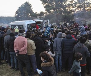 epa09579112 Asylum-seekers, refugees and migrants, gather to receive humanitarian aid distributed by Belarusian military at a camp at the Belarus-Polish border in the Grodno region, not far from the checkpoint Bruzgi, Belarus, 12 November 2021. Group of approximately 2,000 asylum-seekers, refugees and migrants who want to obtain asylum in the European Union have been trapped at low temperatures for four days at the border.  EPA/STRINGER