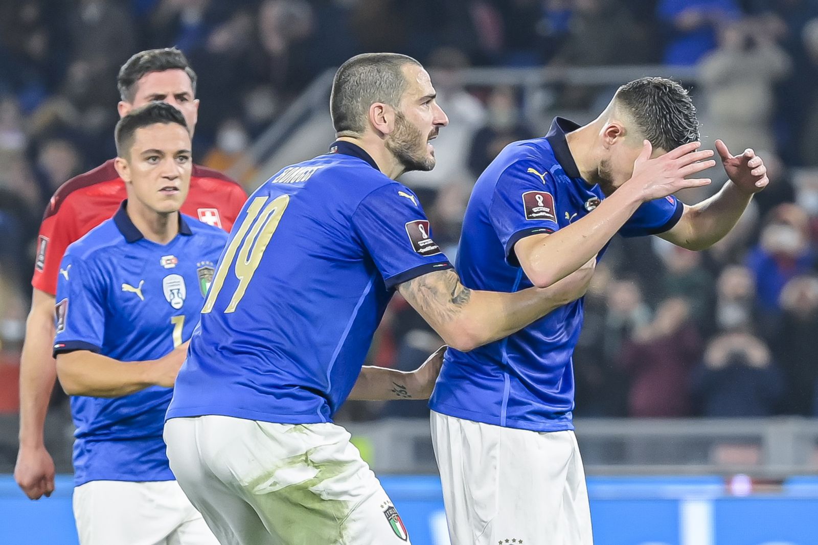 epa09579578 Italy's midfielder Jorge Luiz Frello Filho 'Jorginho' right, reacts, after he missed a penalty next to Italy's defender Leonardo Bonucci (C) during the 2022 FIFA World Cup European qualifying  Group C soccer match between Italy and Switzerland at the Olimpico stadium in Rome, Italy, 12 November 2021.  EPA/ETTORE FERRARI