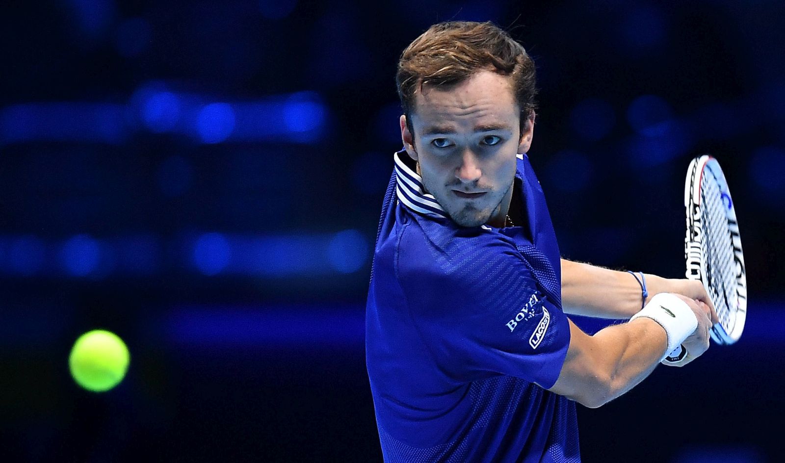 epa09585368 Daniil Medvedev of Russia in action against Alexander Zverev of Germany during their group stage match of the Nitto ATP Finals tennis tournament in Turin, Italy, 16 November 2021.  EPA/Alessandro Di Marco