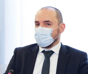 Zagreb, 17.11.2021 - U okviru projekta Zaštite, pomoći i socijalne uključenosti ugroženih skupina u kontekstu trgovanja ljudima u Hrvatskoj, konferenciju za novinare održala je Akademija pravnih znanosti Hrvatske, u suradnji s Veleposlanstvom SAD-a u Zagrebu.
Na fotografiji Boris Milošević,
foto HINA/ Edvard ŠUŠAK/ es