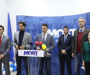 Zagreb, 17.11.2021. - Klub zastupnika Mosta najavio je na konferenciji za medije prikupljanje potpisa za organiziranje referenduma protiv uvođenja covid potvrda. Na fotografiji Zvonimir Troskot, Marin Miletić, Božo Petrov, Nikola Grmoja, Nino Raspudić, Marija Selak Raspudić. foto HINA/ Lana SLIVAR DOMINIĆ/ lsd
