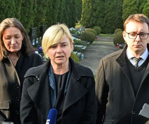 Vukovar, 17.11.2021. - Polaganjem vijenca delegacija Kluba zastupnika zeleno-lijevog bloka odala je počast žrtvama Vukovara na Memorijalnom groblju žrtava iz Domovinskog rata Vukovar. Na fotografiji Bojan Glavašević, Sandra Benčić i Urša Raukar Gamulin.
foto HINA/ ml