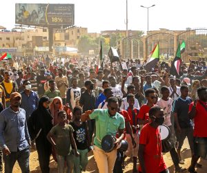 epa09587544 Sudanese people protest against the military coup in Khartoum, Sudan, 17 November 2021. Sudan's military seized power on 25 October and arrested the Prime Minister and other senior ministers and civilian members of the Transitional Sovereignty Council during early morning raids.  EPA/STRINGER