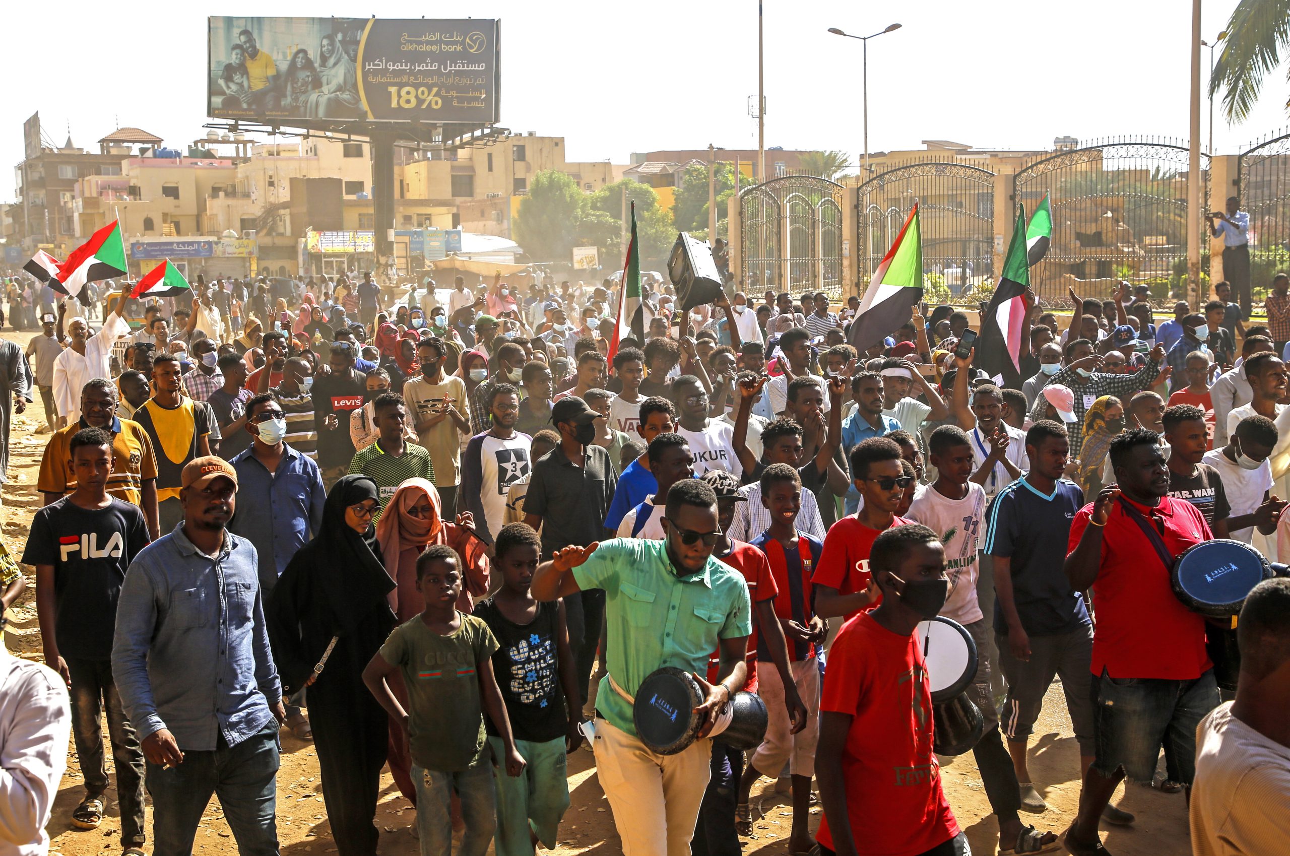 epa09587544 Sudanese people protest against the military coup in Khartoum, Sudan, 17 November 2021. Sudan's military seized power on 25 October and arrested the Prime Minister and other senior ministers and civilian members of the Transitional Sovereignty Council during early morning raids.  EPA/STRINGER