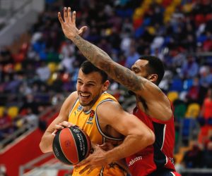 epa09576830 Joel Bolomboy (R) of CSKA Moscow in action against Ante Zizic (L) of Tel Aviv during the Euroleague basketball match between CSKA Moscow and Maccabi Playtika Tel Aviv in Moscow, Russia, 11 November 2021.  EPA/YURI KOCHETKOV