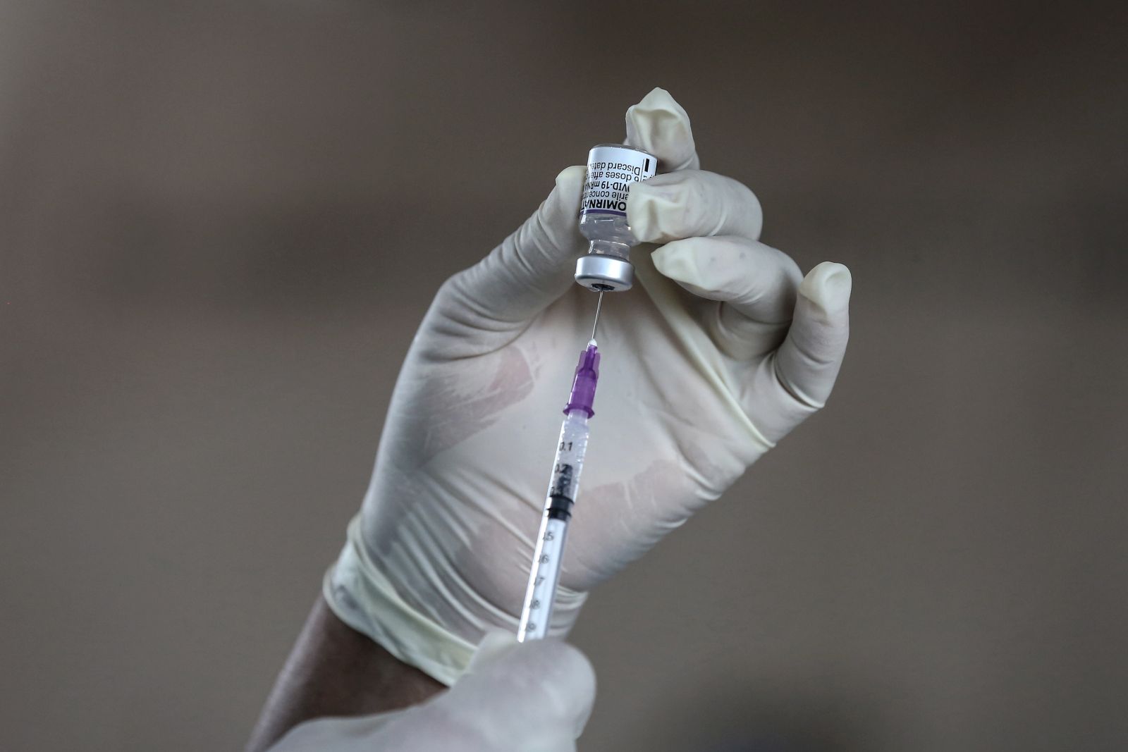 epa09586981 A health worker holds a vial of the Pfizer- BioNTech Comirnaty Covid-19 vaccine at a temporary vaccination clinic in Colombo, Sri Lanka, 17 November 2021. Sri Lankan health authorities started to administer the booster dose to senior citizens on 17 November 2021. The country is currently administering Pfizer-BioNTech, Oxford AstraZeneca, China's Sinopharm, Russian Sputnik V, and Moderna vaccines.  EPA/CHAMILA KARUNARATHNE
