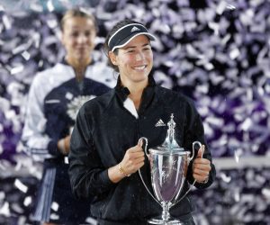 epa09588507 Garbine Muguruza of Spain celebrates during single's trophy ceremony after winning the Akron WTA Finals tennis tournament, in Guadalajara, Mexico, 17 November 2021.  EPA/Francisco Guasco