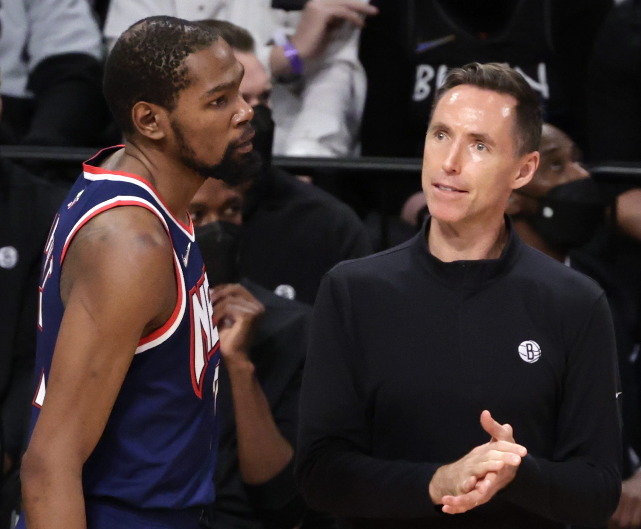 epa09588289 Brooklyn Nets head coach Steve Nash (R) talks to Brooklyn Nets forward Kevin Durant (L) during a time out in play against the Cleveland Cavaliers in the first half of the NBA basketball game between the Cleveland Cavaliers and the Brooklyn Nets at the Barclays Center in Brooklyn, New York, USA, 17 November 2021.  EPA/JASON SZENES SHUTTERSTOCK OUT