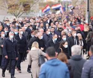 Škabrnja, 18.11.2021. - Dan sjećanja na škabrnjske žrtve u Domovinskom ratu kada je 18.11.1991. godine ubijeno 48 civila i 15 branitelja obilježen je Kolonom sjećanja - Mimohodom do Spomen-obilježja masovne grobnice. Foto HINA/ Zvonko KUCELIN/ ml