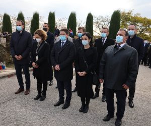Škabrnja, 18.11.2021. - Dan sjećanja na škabrnjske žrtve u Domovinskom ratu kada je 18.11.1991. godine ubijeno 48 civila i 15 branitelja. Na groblju Sv. Luke su položila vijence izaslanstva predsjednika Republike, predsjednika Sabora, Vlade, vojske, policije, gradova i županije i udruge proizašle iz domovinskog rata. Na slici Oleg Butković, Nina Obuljen Koržinek, Marija Vučković, Ivan Malenica, Vili Beroš. Foto HINA/ Zvonko KUCELIN/ ml