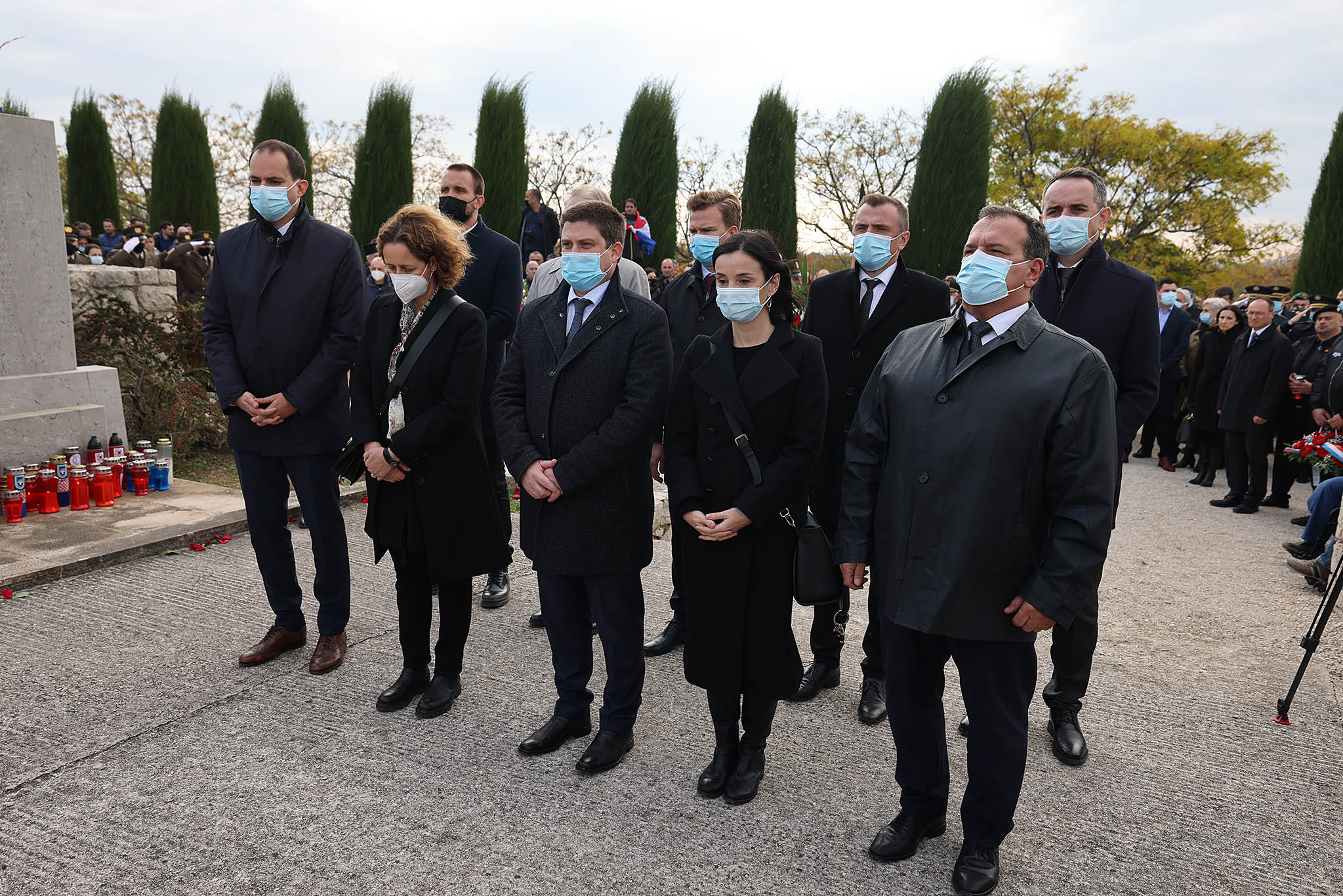 Škabrnja, 18.11.2021. - Dan sjećanja na škabrnjske žrtve u Domovinskom ratu kada je 18.11.1991. godine ubijeno 48 civila i 15 branitelja. Na groblju Sv. Luke su položila vijence izaslanstva predsjednika Republike, predsjednika Sabora, Vlade, vojske, policije, gradova i županije i udruge proizašle iz domovinskog rata. Na slici Oleg Butković, Nina Obuljen Koržinek, Marija Vučković, Ivan Malenica, Vili Beroš. Foto HINA/ Zvonko KUCELIN/ ml