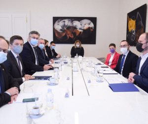 Zagreb, 19.11.2021. - Premijer Andrej Plenković sastao se u petak u Banskim dvorima sa zagrebačkim gradonačelnikom Tomislavom Tomaševićem, razgovarali su o financijama grada, provedbi EU projekata i obnovi Zagreba nakon potresa, a Vlada je poduprla razvojne gradske projekte. Na fotografiji Zdravko Marić, Andrej Plenković, Darko Horvat, Tomislav Tomašević. foto HINA/ Twitter/ ml