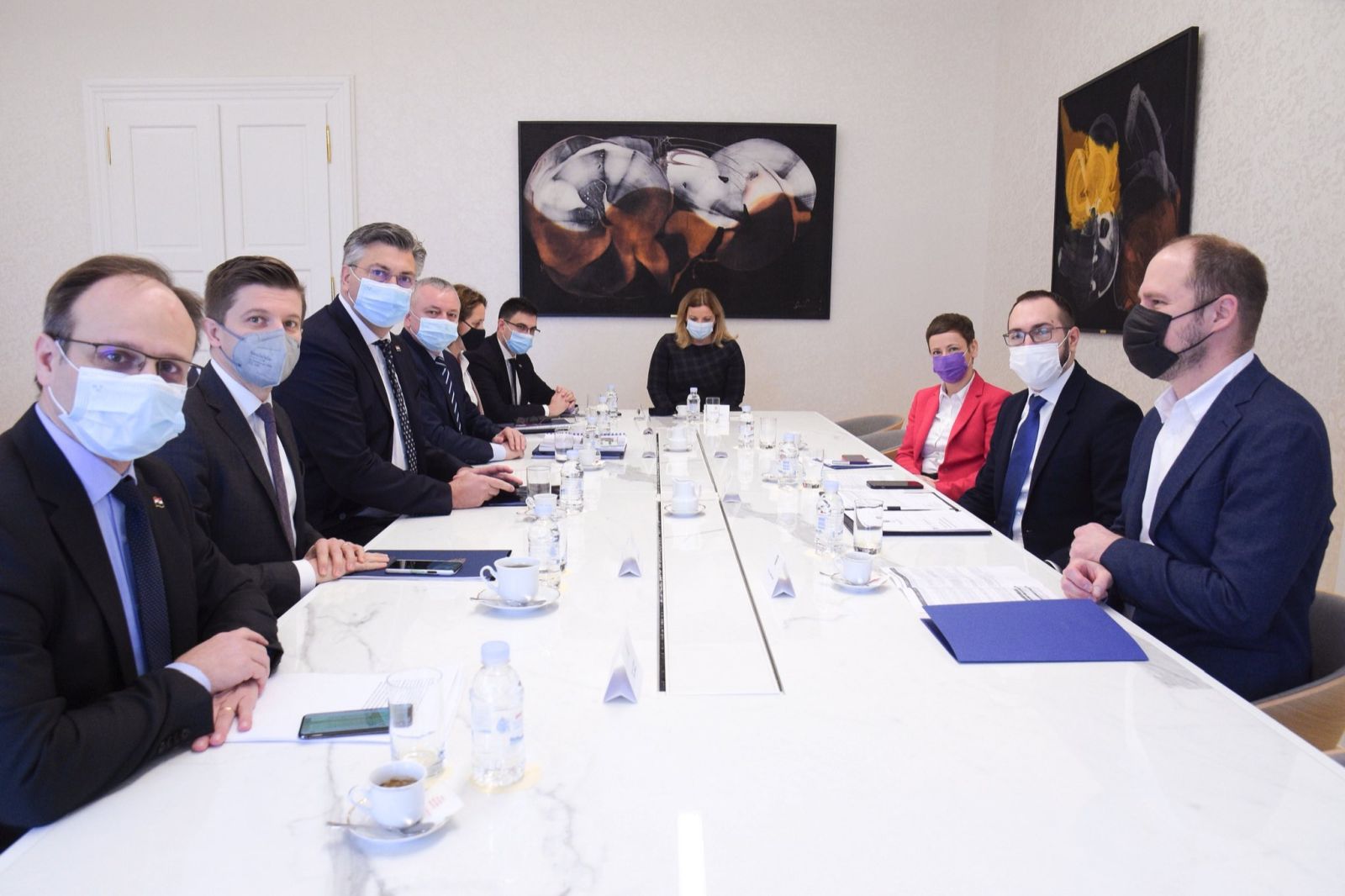 Zagreb, 19.11.2021. - Premijer Andrej Plenković sastao se u petak u Banskim dvorima sa zagrebačkim gradonačelnikom Tomislavom Tomaševićem, razgovarali su o financijama grada, provedbi EU projekata i obnovi Zagreba nakon potresa, a Vlada je poduprla razvojne gradske projekte. Na fotografiji Zdravko Marić, Andrej Plenković, Darko Horvat, Tomislav Tomašević. foto HINA/ Twitter/ ml