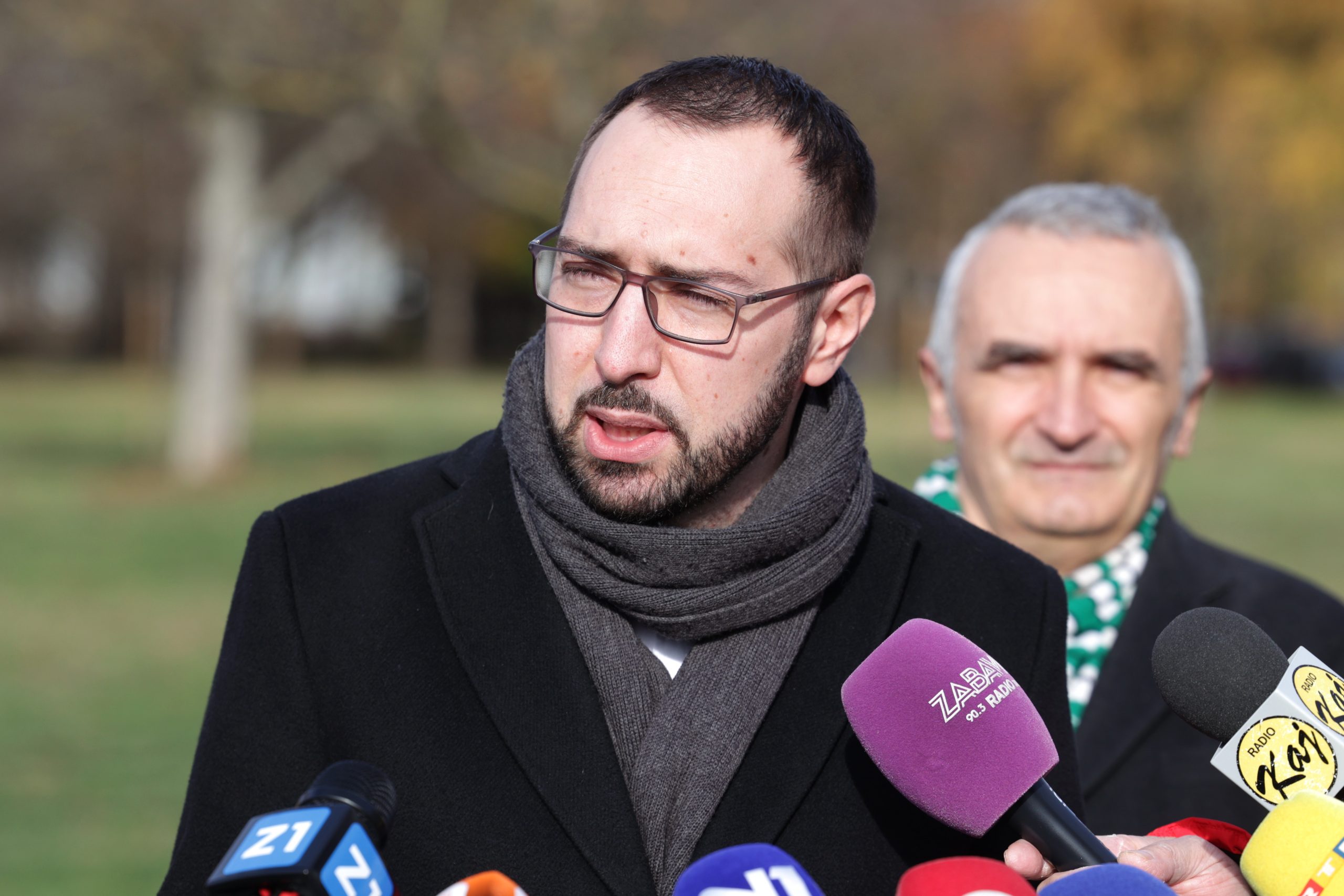 Zagreb, 19.11.2021 - U sklopu akcije “Zasadi drvo, ne budi panj!”, gradonačelnik Grada Zagreba Tomislav Tomašević pridružio se sadnji 56 sadnica stabala.
Na fotografiji Tomislav Tomašević.
foto HINA/ Edvard ŠUŠAK/ es