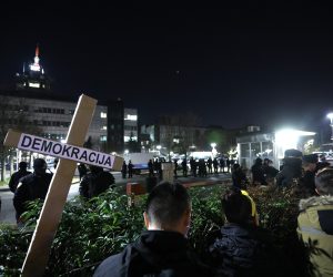 Zagreb, 20.11.2021. - Prosvjed protiv uvođenja Covid potvrda nakon glavnog zagrebačkog trga nastavljen ispred zgrade HRT-a na Prisavlju. foto HINA/ Lana SLIVAR DOMINIĆ/ ml