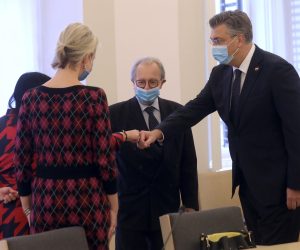Zagreb, 22.11.2021. - Premijer Andrej Plenković primio je predsjednika Međunarodnog rezidualnog mehanizma za kaznene sudove (MRMKS) Carmela Agiusa. Na fotografiji Ana Cristina Rodriguez-Pineda, Amanda Molesworth, Carmelo Agius, Andrej Plenković.  foto HINA/ Daniel KASAP/ dk